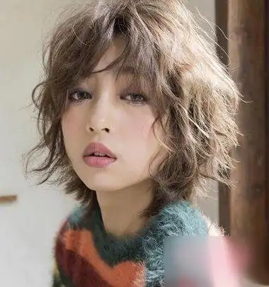 偏分烫短发发型,将发顶上的头发从脖颈位置梳一下层次烫发,用发箍给