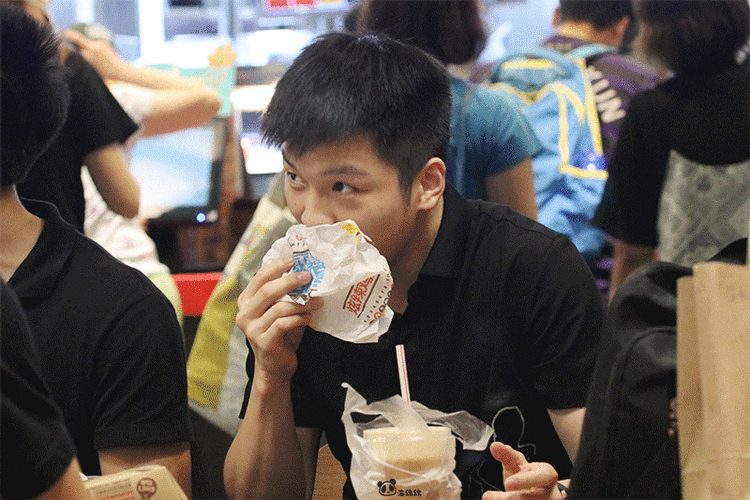 樊振东喝上了秋天第一杯奶茶