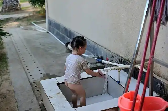 这个光屁股小丫头一身透湿.