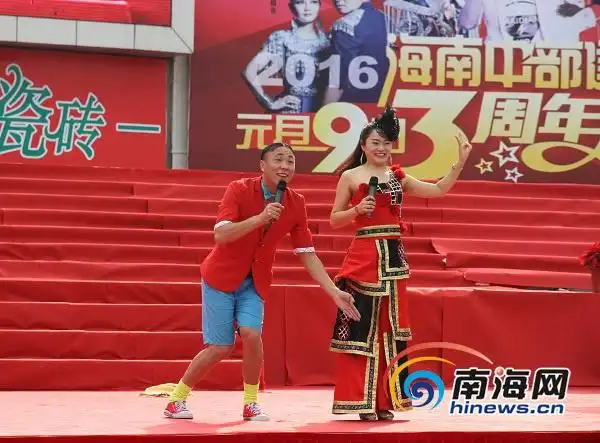 夫妻组合大伟小东演绎东北二人转《大话西游》.通讯员王婧供图