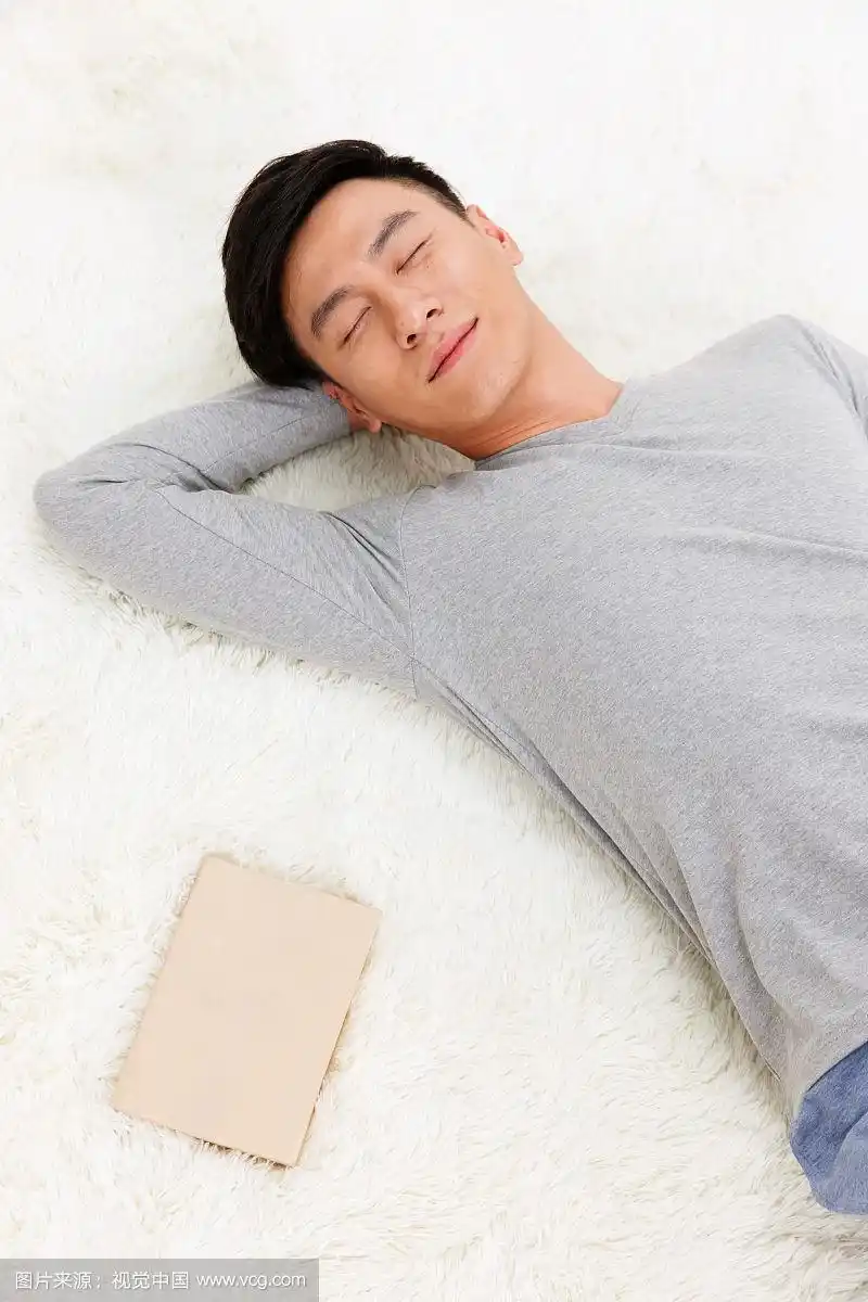 青年男人躺在地毯上