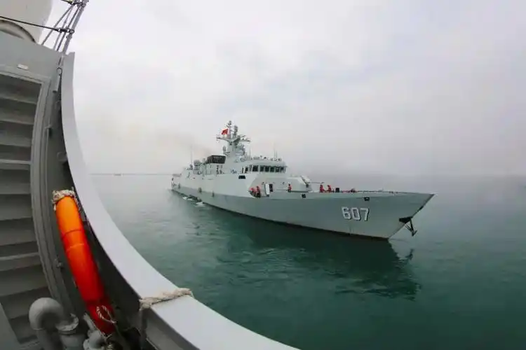 舰,东营舰闻令而动紧急出航北部战区海军某护卫舰支队急促的战斗警报