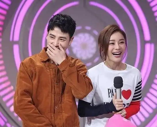 扯领口,开"暧昧"玩笑,这些"没分寸感"的女星比男明星还可怕