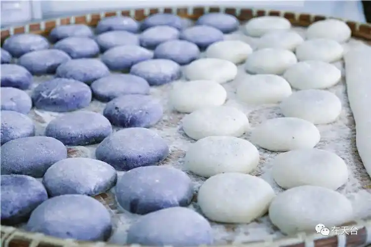 麻糍用糯米浸水沥干,蒸熟,放在石臼内捣粘,弄好了,把它放在桌子上,压