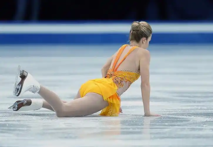 高手也有失足时!冬奥会花滑选手摔倒百态【26】