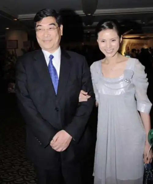 巅峰隐退,错失豪门,57岁的她活成这样|李若彤_新浪新闻