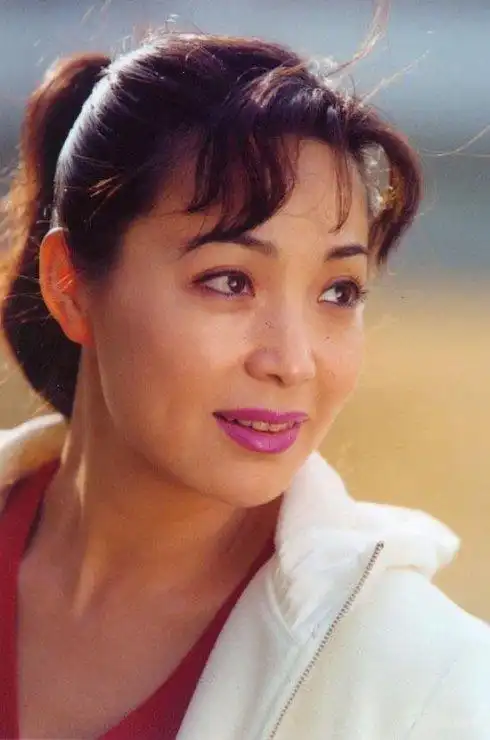 "皇后专业户"戴春荣,与丈夫师生恋恩爱至今,两个女儿貌美如花