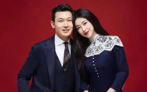 朱珠和老公王昀佳合拍甜蜜大片夫妻俩牵手搂抱郎才女貌好般配