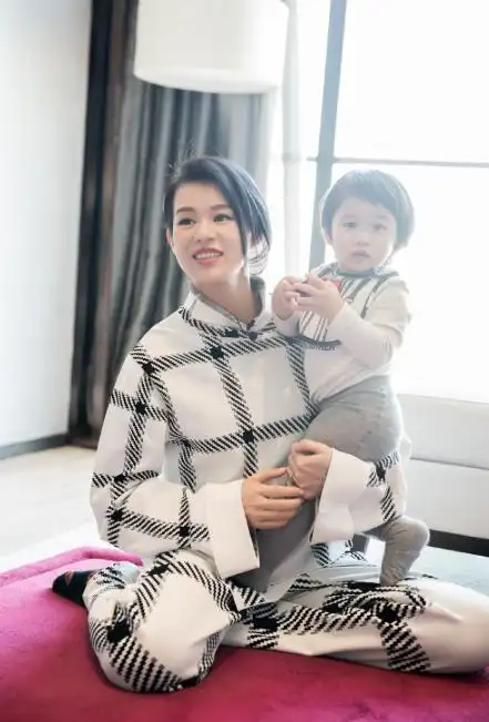 胡杏儿怀了三胎?红色皮衣裙系紧腰带,秀出身材完全看不出