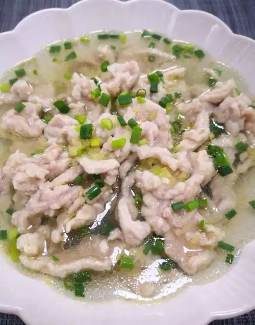 天冷给家人做一锅滑肉汤吧,鲜香滑嫩,分享汤鲜味美不浑汤的技巧_瘦肉