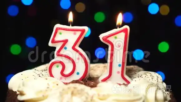 在蛋糕上面的31号-三十一岁生日蜡烛燃烧-在最后吹灭.