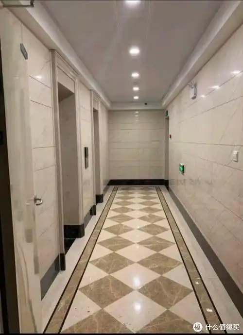 2,提高小区住户消防意识,严禁放置杂物堵塞走廊,楼梯通道,物业发现有