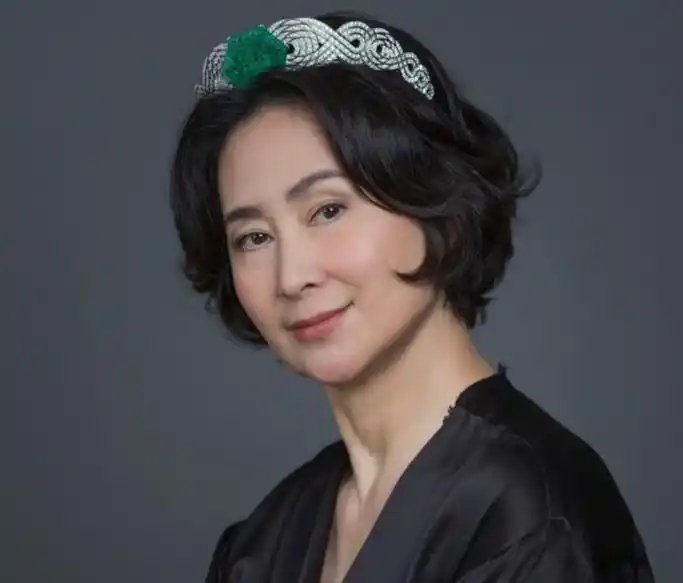 考虑再三后,何超琼选择听父亲的话,跟杨其龙分手.