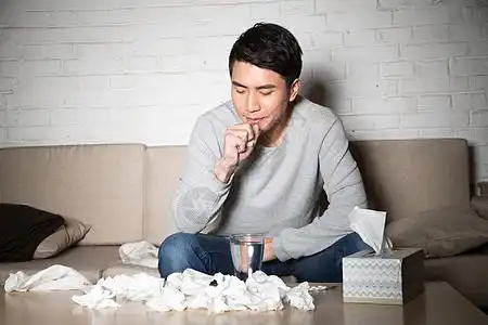 成年人不舒服的纸巾青年男人生病图片素材