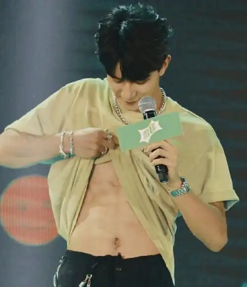 抛媚眼撩上衣露身材咬嘴唇,擦边球式"毒瘤"圈粉文化正疯狂生长