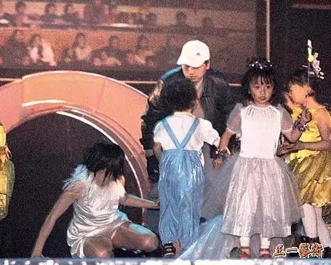 赵薇事件泼粪门