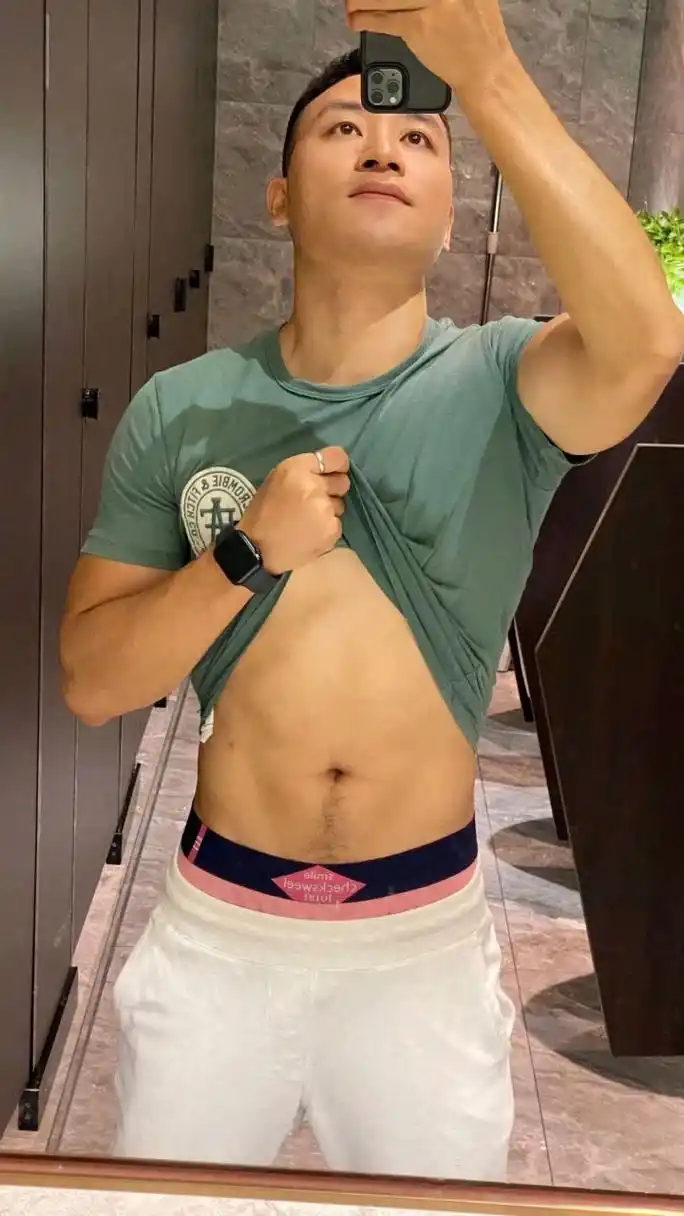 今天多了一点点09 #腹肌 #体育生 #这谁顶得住啊 #运动 #肌肉