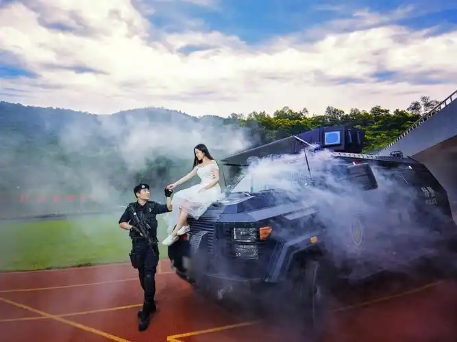 超酷的特警婚纱照