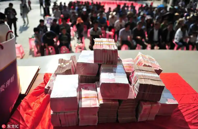 人民币墙堆起来!咱村里人走上致富路