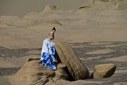 9月23日至10月2日参加了一次新疆摄影团体组织的罗布泊环境人像摄影游