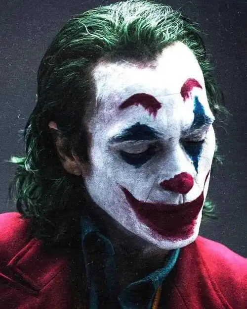 《哥谭》中小丑的真实姓名和身世成谜,是哥谭市最为危险可怕的罪犯
