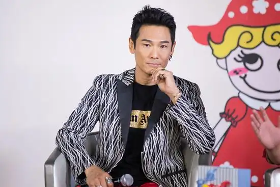 他顶峰时红过四大天王,50岁娶小24岁妻子,老来得子让人羡慕