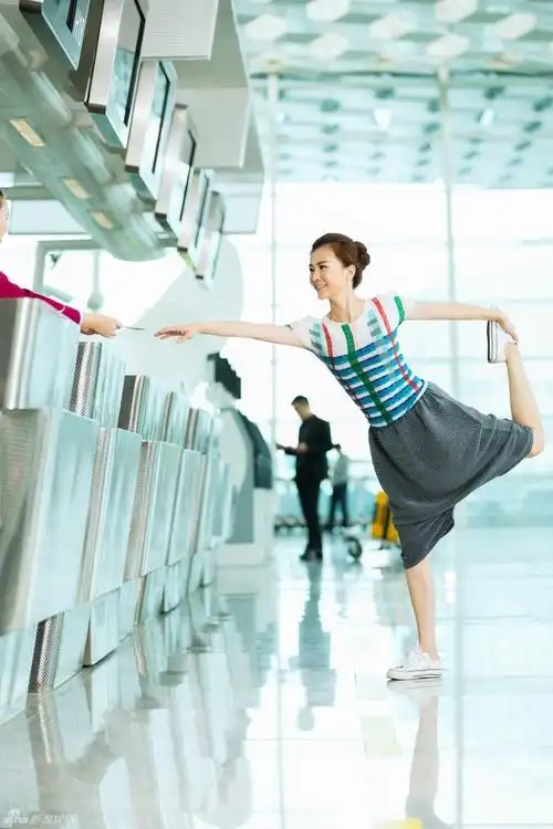 刘孜机场瑜伽展现优雅