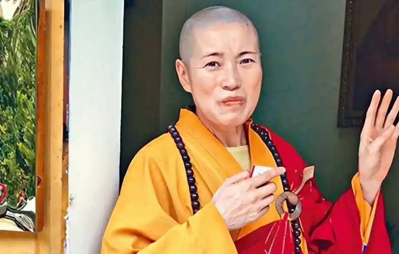 2015年香港一尼姑开豪车住别墅,与2个和尚结婚,屋里藏假发黑丝_释智