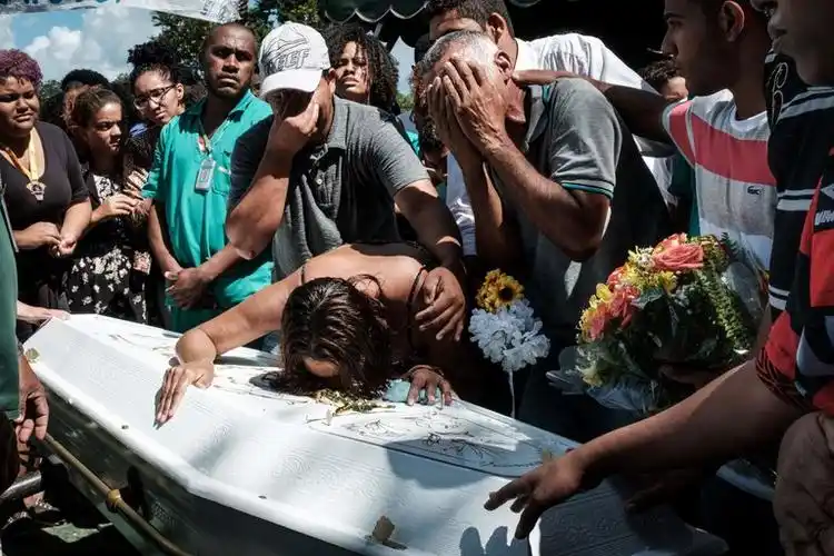 巴西小女孩校园玩球突然中枪身亡