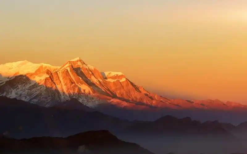 高清晰普照下的阿尔泰山脉雪山壁纸
