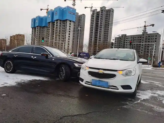 一个路口,两起事故,五辆车相撞_小雪_雪天_诸多不便