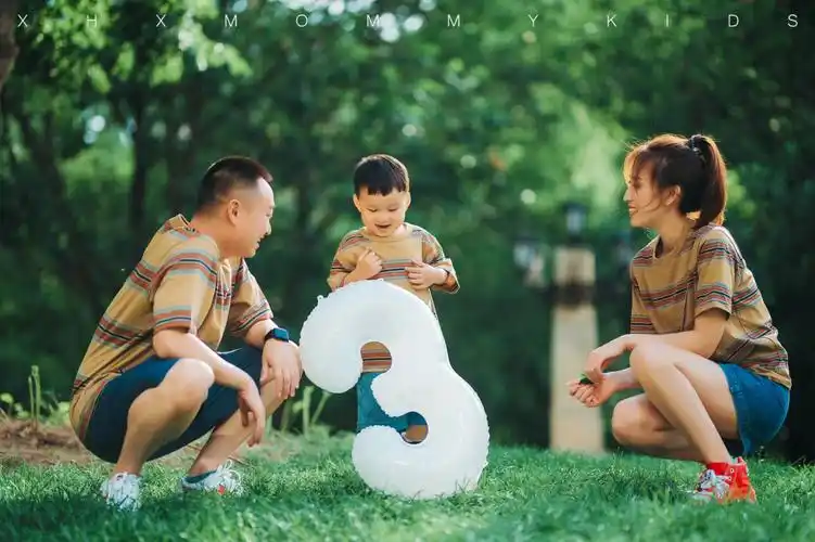 幸福温馨的亲子外景照超有爱的亲子照