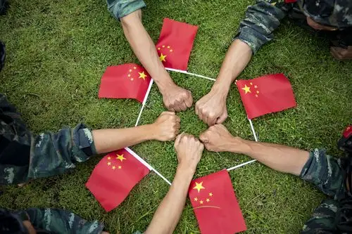 2020年10月1日,武警官兵与小红旗合影同框  柴浩摄影.