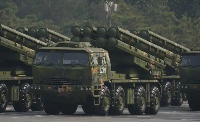 陆军铁拳,国产新型箱式远程火箭炮,性能超过03远火