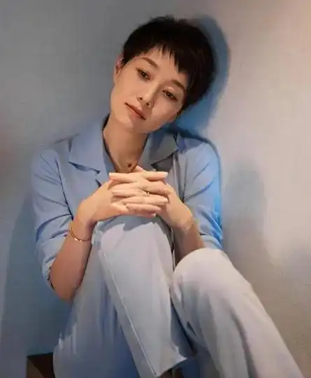 46岁马伊琍和神秘男逛街买花,穿粉裤拖鞋像路人,男方头发花白