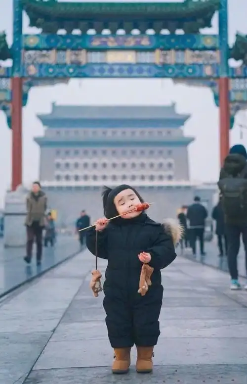 两岁多靠吃走红,汪涵开玩笑表示养不起,她街头吃冰糖葫芦秀吃相