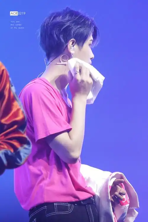 黄明昊justin蓝发