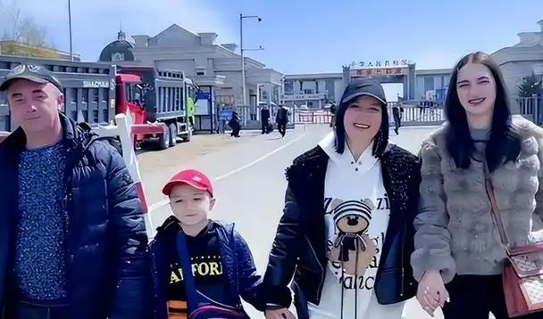 回顾天津小伙娶乌克兰美女,为避战火,花30万带岳父一家回中国