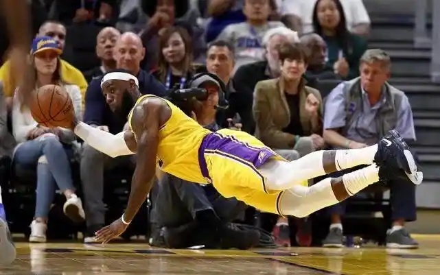 致敬罗德曼,三旬老汉飞身救球,字母哥飞身救球,周琦应该学学