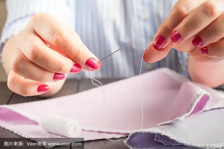 女人在做针线活
