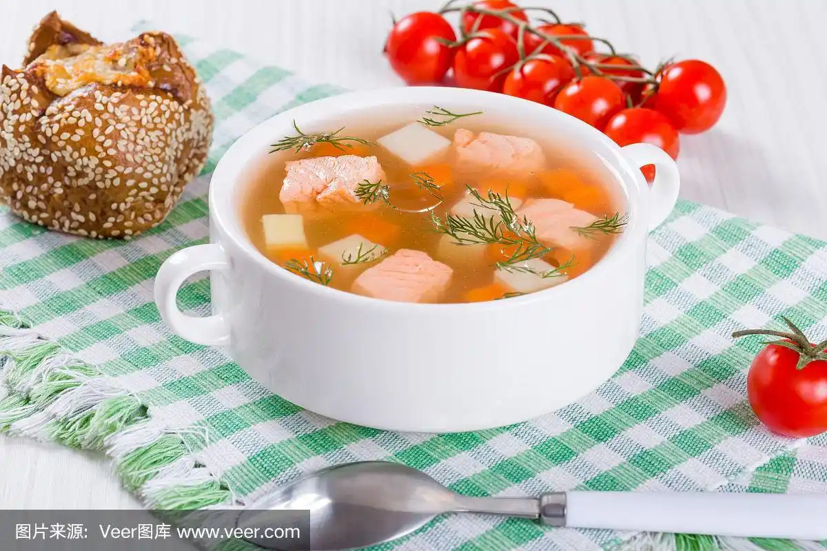 白碗鲑鱼汤,胡萝卜,莳萝,马铃薯