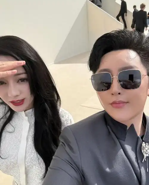 thailand杂志主编在其他平台分享了与热巴@dear-迪丽热巴的合照#迪奥