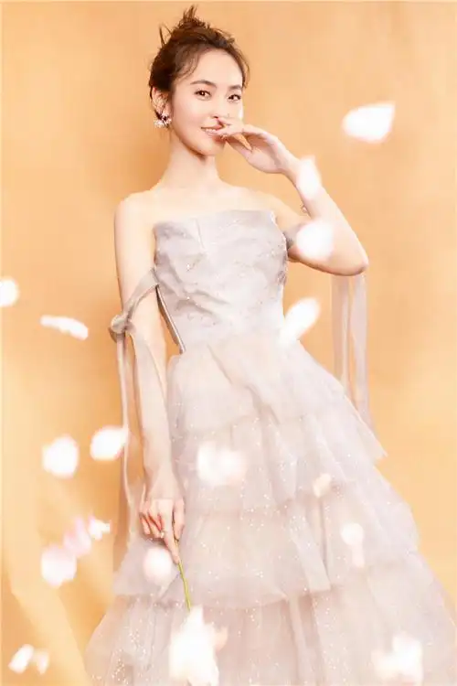 张佳宁仙气四溢出席活动气质出众甜美灵动