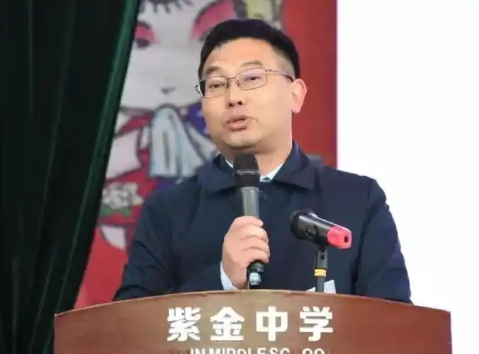 会上,玉潭街道紫金中学校长潘道正,白马桥街道基地学校校长王建平,双