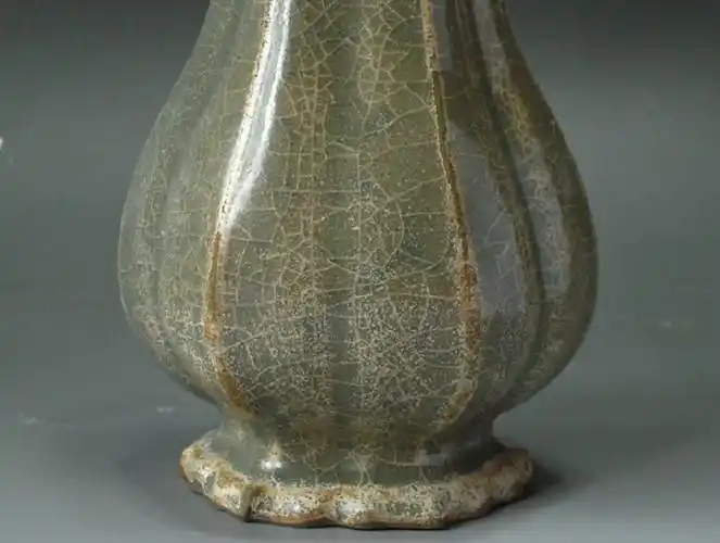 8南宋龙泉溪口窑白菜瓶过去被一些不专业的瓷器收藏类书籍标注为南宋