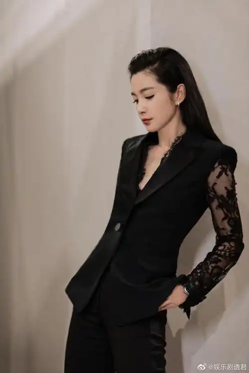 李冰冰《时尚健康》封面露出,气场强大,女子力酷飒感十足!