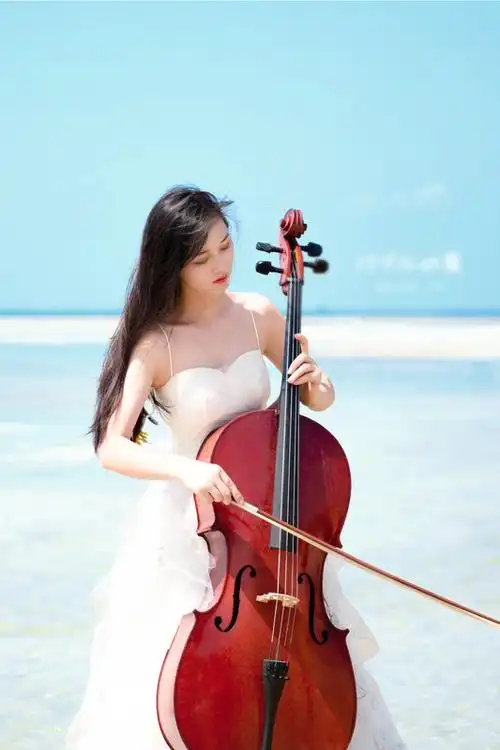 女孩摄影:拉大提琴的少女