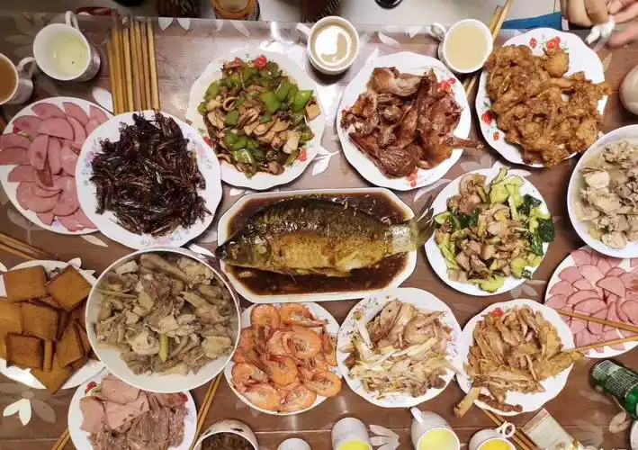 这是东北的一个朋友分享的中秋团圆饭,满满的一桌十分丰盛,一桌14道大