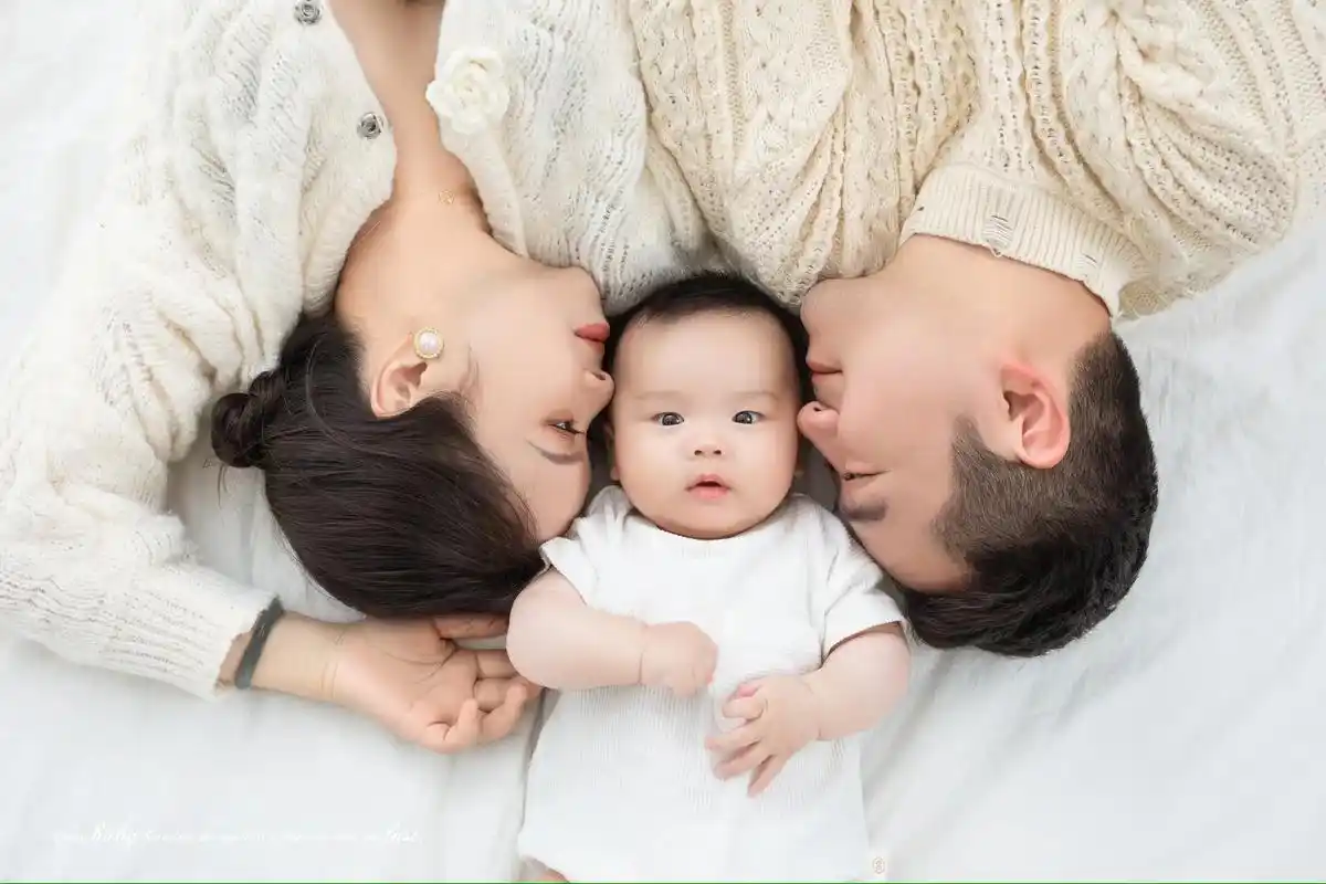 宝贝出生后的第一张全家福 #一家三口 #满眼宠溺 #宝宝百天照