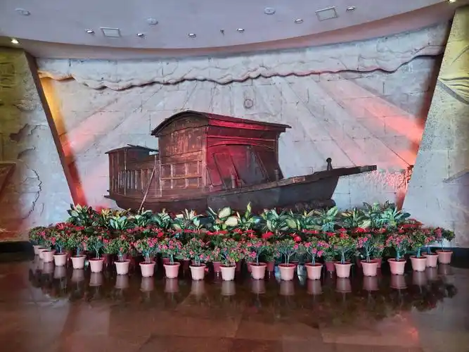 大厅里红船雕塑如此朴实无华,如同最初成立的那个党,那群人.